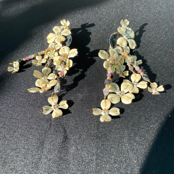 Lunch at the ritz vintage magnolia clip earring with padded comfort back . Rare - Picture 1 of 4